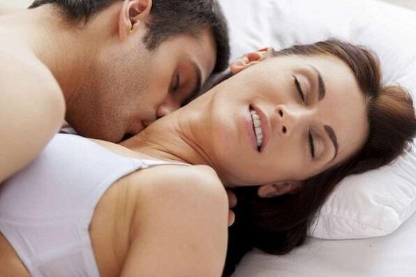 intimité et libération d'un membre d'un homme avec une excitation sexuelle